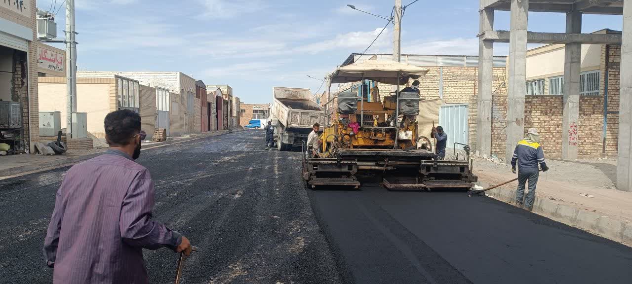 گزارش تصویری از شروع عملیات آسفالت معابر شهرک صنوف آلاینده به همت سازمان عمران و باز آفرینی فضاهای شهری شهرداری بیرجند